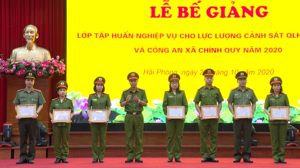 Bế giảng lớp tập huấn nghiệp vụ cho lực lượng Cảnh sát QLHC về TTXH và Công an xã chính quy năm 2020